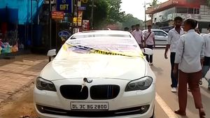 பிஎம்டபிள்யூ கார் வேணாம்னு ரோட்டில் விட்டு சென்ற உரிமையாளர்! இவருக்கு முன்னாடி அம்பானிலாம் ஓரமாதான் நிக்கணும்!
