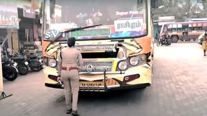 ஹாரனிலேயே மியூசிக் போடும் பஸ் ஸ்டாண்ட் அனிரூத்களுக்கு ஆப்பு வைத்த பெண் ஆர்டிஓ!