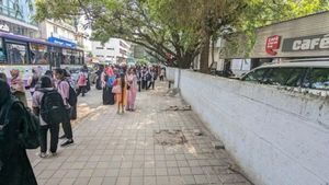 கிணற்றை காணோம்'ன்ற மாதிரி, ஒரு பஸ் ஸ்டாண்டையே காணோம்! காணாம போன நிழற்குடையோட மதிப்பு இவ்ளோ அதிகமா!