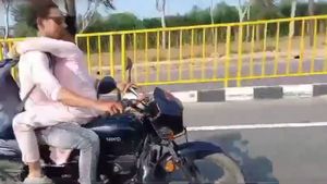 'அந்த' படங்களே தோத்துரும்! பைக்கை லாட்ஜ் ஆக மாற்றிய இளம் ஜோடி! சின்ன பசங்க முன்னாடி இந்த வீடியோவை பாக்காதீங்க!