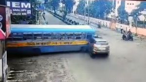 பஸ் டிரைவரின் அவசரத்தால் பயங்கர விபத்து! கல்லு மாதிரி நின்னு பயணிகளை காப்பாற்றிய கார்! அந்த நிறுவனத்தோடதா!