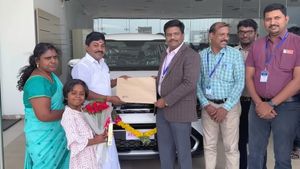 டிக்டாக் புகழ் ஜிபி முத்து இத்தன லட்ச ரூபா காரை வாங்கி இருக்காரா! பிக்-பாஸ்க்கு அப்புறம் செம்ம மாற்றம்!