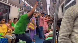 கண்றாவியா இருக்கு! பெண்கள் முன்னாடி இளைஞர் செய்த காரியம்! ஒரு நிமிஷம் எல்லாரும் ஆடி போயிட்டாங்க!