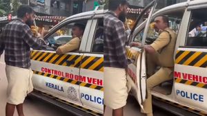 இனமென பிரிந்தது போதும்... இளைஞரை ரவுண்ட் கட்டிய போலீஸார் - ஆதரவாக களத்தில் குதித்த பொது மக்கள்!!