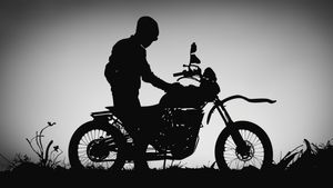 ஒரு வருஷத்துக்கு முன்னாடி காணாம போன பைக்கை ஹெல்மெட்டுடன் மீட்ட உரிமையாளர்! தினமும் அத செஞ்சதால கிடைச்சிருக்கு!