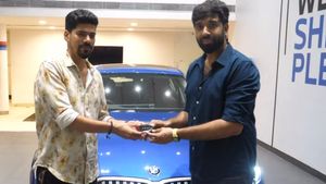 மார்க் ஆண்டனி இயக்குநர் ஆதிக் ரவிசந்திரனிற்கு பிஎம்டபிள்யூ கார் பரிசு! விலையை கேட்டா தலையே சுத்தும்!