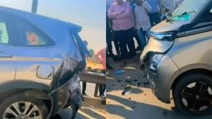 சீன காருனு கிண்டல் பண்ணவங்க எல்லாம் வாயை மூடிட்டு ஓரமா போயிட்டாங்க! இன்னோவா பின் பக்கத்தையே பதம் பாத்திருச்சு!