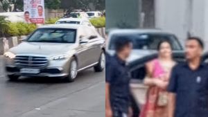 இது அவர்களின் 3வது 10 கோடி ரூபா கார்! என்னங்க வீட்டுக்கு பூந்தொட்டி வாங்குற மாதிரி இந்த காரை வாங்கறாங்க!