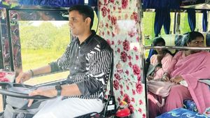 சாதாரணமா பஸ் ஓட்றது இவ்ளோ பெரிய ஆளா! உண்மை தெரிஞ்சதும் வாயடைத்து போன பயணிகள்! செல்ஃபி எடுக்க போட்டி போட்றாங்க!