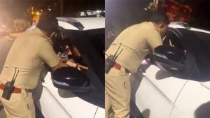 குடிபோதையில் போலீஸ்காரங்களை கண்டபடி பேசனது அவரோட மகனா! வீடியோவை பாத்ததும் அதிர்ச்சியில் உறைந்த மக்கள்!