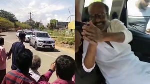 ஊரே கூடி நின்னது இந்த காரை பார்க்கதானா? உள்ள இருந்த பிரபலத்தை பார்த்ததும் துள்ளி குதித்த மக்கள்! 