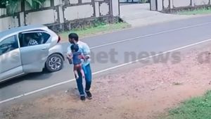 கடவுள் நேர்ல எல்லாம் வரமாட்டார், இப்படி சில நேரம் கார்ல கூட வந்து குழந்தையை காப்பாத்தலாம்! வைரலாகும் வீடியோ