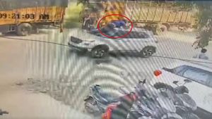 எந்த ஒரு டீச்சரும் மாணவனுக்கு இப்படி ஒரு தண்டனையை வழங்கி இருக்க மாட்டாங்க.. இவரு ஆசிரயரா?.. இல்ல அரக்கனா?..