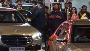 ஒரே நேரத்தில் வந்த ரெண்டு 10 கோடி ரூபா கார்.. சொந்த நாட்டிலேயே இப்படி கெத்து காட்டுறாங்களே!