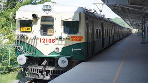 ஏதோ வட நாட்டுல இல்ல, சென்னையில் டிக்கெட் எடுக்காமல் ரயில் பயணித்தவர்களிடம் ஒரே நாளில் ரூ27.16 லட்சம் அபராதம்!