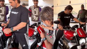 என்னங்க இந்த மனுசன் இப்படி இருக்காரு! அணிந்திருந்த டி-சர்ட்டால் ரசிகரின் பைக்கை துடைத்த தோனி! இவ்வளவு எளிமையா!