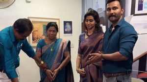 புது கார் வாங்க ப்ளூ கலர் உடையில் சென்ற குடும்பம்! எழுதி வெச்சுக்கோங்க! இனி எல்லாரும் இததான் பண்ண போறாங்க!