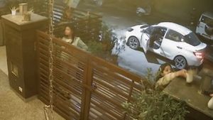 காரில் வந்து பூந்தொட்டிகளை திருடீட்டு போனது அவங்களா! வீடியோவை பார்த்ததும் அதிர்ச்சியில் உறைந்த மக்கள்!