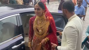 மணப்பெண் அலங்காரத்தில் 8 கோடி ரூபாய் காரில் வந்திறங்கிய கோ பட நடிகை! இவங்க இப்படி மாறிட்டாங்களா?