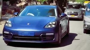 சாலையில் தென்பட்ட அதிசய கார்! ஓட்னது யார்னு தெரிஞ்சா மெரண்டு போயிருவீங்க! இதலாம் அவங்களாலதான் வாங்க முடியும்!