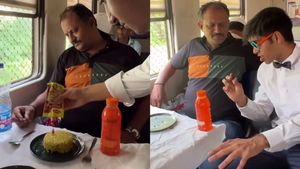 லோக்கல் இரயிலில் உணவு இருக்கும் இடத்தை தேடி வரும்!! இந்த பசங்க பெரிய பிஸ்னஸ்மேனாக வருவாங்க... பாருங்க!