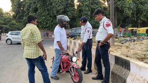 மேஜிக் பண்ணிட்டாரு மனுஷன்.. மகளின் ஆசையை நிறைவேற்ற தந்தை செய்த செயல்.. வாயடைத்து நின்ற காவலர்கள்!