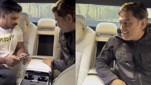 ரூ1.7 கோடி காரில் கையெழுத்து போட்ட தோனி, வைரலாகும் வீடியோ! இப்ப காரோட மதிப்பே வேற!