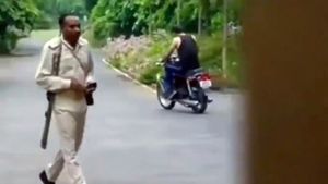 சாதாரண செக்யூரிட்டிக்கு பைக்ல லிஃப்ட் குடுத்தது இவ்ளோ பெரிய ஆளா! என்ன மனுஷன்யா! எல்லாரயும் நெகிழ வெச்சுட்டாரு!