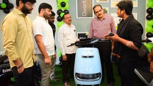 இந்த எலக்ட்ரிக் ஸ்கூட்டரை புக் பண்ணா இனி சட்டென டெலிவிரி ஆயிடும்!! புது ஷோரூம் நம்ம ஊருக்கு பக்கத்திலேயே!