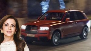 நீதா அம்பானிக்கு விலை உயர்ந்த பரிசை கொடுத்து ஆச்சரியப்படுத்திய முகேஷ் அம்பானி.. இப்பவும் லவ்ஸு குறையல!