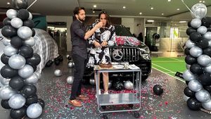 நிஜ சிங்க பெண் வாங்கிய மிக மிக விலை உயர்ந்த பென்ஸ் சொகுசு கார்.. இந்த பெண் வீராங்கனை யாருனு தெரியுதா?..