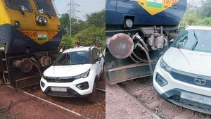 இது காருதானா! ரயில் மோதியும் நெக்ஸானுக்கு பெருசா எதுவுமே ஆகல.. டாடா இந்த காரை எதை கொண்டுதான் தயாரிக்குதோ!