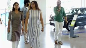 சேல்ஸ்மேன்லாம் குடுத்து வெச்சவங்க! கார் வாங்க ஷோரூமுக்கு வந்தது அவங்களா! எல்லார் பார்வையும் அவங்க மேலதான்!