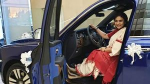 சாதாரண ஆள் இல்லப்பு! இவங்கதான் இந்த ரோல்ஸ் ராய்ஸ் கார வாங்கன முதல் இந்தியரா! அம்பானி மனைவி, மகளே அப்புறம்தான்!