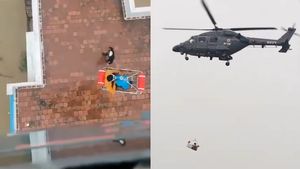 திருநெல்வேலி-ல வெள்ளம்ன்னு தெரிஞ்சதும் உடனே பறந்து வந்த ஹெலிகாப்டர்! இதுல இவ்வளவு வசதிகள் இருக்குதா? 