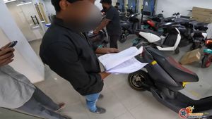 ஏத்தர் எலெக்ட்ரிக் ஸ்கூட்டரில் புதுசா பேட்டரி பேக்க மாத்தணும்னா எவ்வளவு செலவாகும்? லட்சத்தையே தொட்ருச்சு!