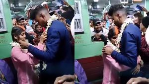 ஓடும் ரயிலில் தாலி கட்டிய காதலன்! உணர்ச்சி வசப்பட்டு கட்டி பிடித்த காதலி! வைரலாகும் வீடியோ!