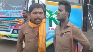 கர்ணன் பட பாணியில் குறிப்பிட்ட கிராம மக்களை புறக்கணித்த தனியார் பஸ்!  சாட்டையை கையில் எடுத்த அமைச்சர்!