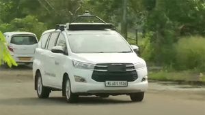 டொயோட்டா இன்னோவா காரை ஆளில்லாமல் ஓடும் காராக மாற்றிய கேரள இளைஞர்.. டெஸ்லாவே இதுக்கு முன்னாடி ஒன்னுமில்ல!