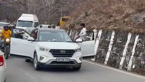 மலை பாதையில் சினிமா ஹீரோ போல பயணித்த சுற்றுலா பயணிகள்! வைரலான வீடியோவால் வந்த ஆபத்து!