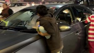 உள்ள இருந்தது அவரா! சிக்னலில் காரை கழுவிய குழந்தைகளுக்கு கிடைத்த ஆச்சரிய பரிசு! இத ஆயுசுக்கும் மறக்க மாட்டாங்க