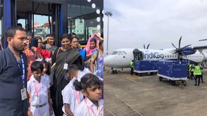 பள்ளி மாணவர்களை சொந்த செலவில் விமானத்தில் அழைத்து சென்ற தலைமை ஆசிரியர்! கேரளாவில் நடந்த நெழ்ச்சி சம்பவம்!