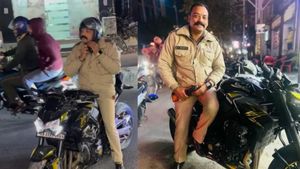 11 லட்ச ரூபாய் பைக்கை ரோட்ல பார்த்ததும் போலீஸ் அதிகாரி செய்த காரியம்! எல்லாரும் வாயை பிளந்துட்டாங்க!