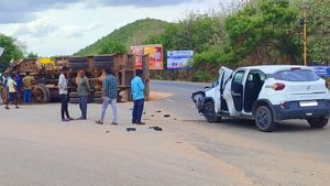 மோதிய லாரி கரப்பான் பூச்சி போல கிடக்கு!! கல்லுப் போல் நின்ற டாடா கார் - இதுக்கு மேல வேறென்ன வேணும்?