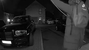 ஒரு நிமிஷம் கூட எடுத்துக்கல வெறும் 30 செகண்டில் களவாடப்பட்ட 15 கோடி ரூபா ரோல்ஸ் ராய்ஸ் கார்.. 