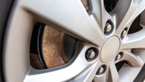 கார் டிஸ்க் பிரேக் துரு பிடித்தால் இது தான் அர்த்தமா? இதை யாரும் உங்ககிட்ட சொல்ல மாட்டாங்க!