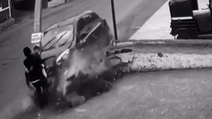 ஒரு நிமிஷம் நெஞ்சே நின்னு போயிருச்சு... மனச இரும்பா மாத்திகிட்டு இந்த வீடியோவை பாருங்க...