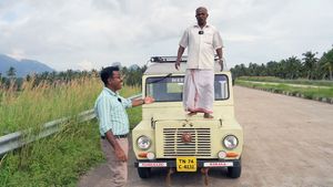 20 லட்சம் கிமீ ஓடிய பிறகும் ஷோரூம் கண்டிஷனில் இருக்கும் அதிசய கார்! அம்பாஸிடர் எல்லாம் ஓரமாதான் நிக்கணும்!