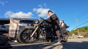 நம்ம ஊர் ராயல் என்ஃபீல்டு பைக் மட்டும் தனியா தெரியுது!! ஜப்பானில் ரோட்ல போறவங்க எல்லாம் ஒரு மாதிரி பாக்குறாங்க