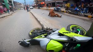 பயங்கர காஸ்ட்லீயான கேடிஎம் பைக்குக்கு நேர்ந்த கதி!! முதியவருக்காக ஒன்று கூடிய மக்கள்!